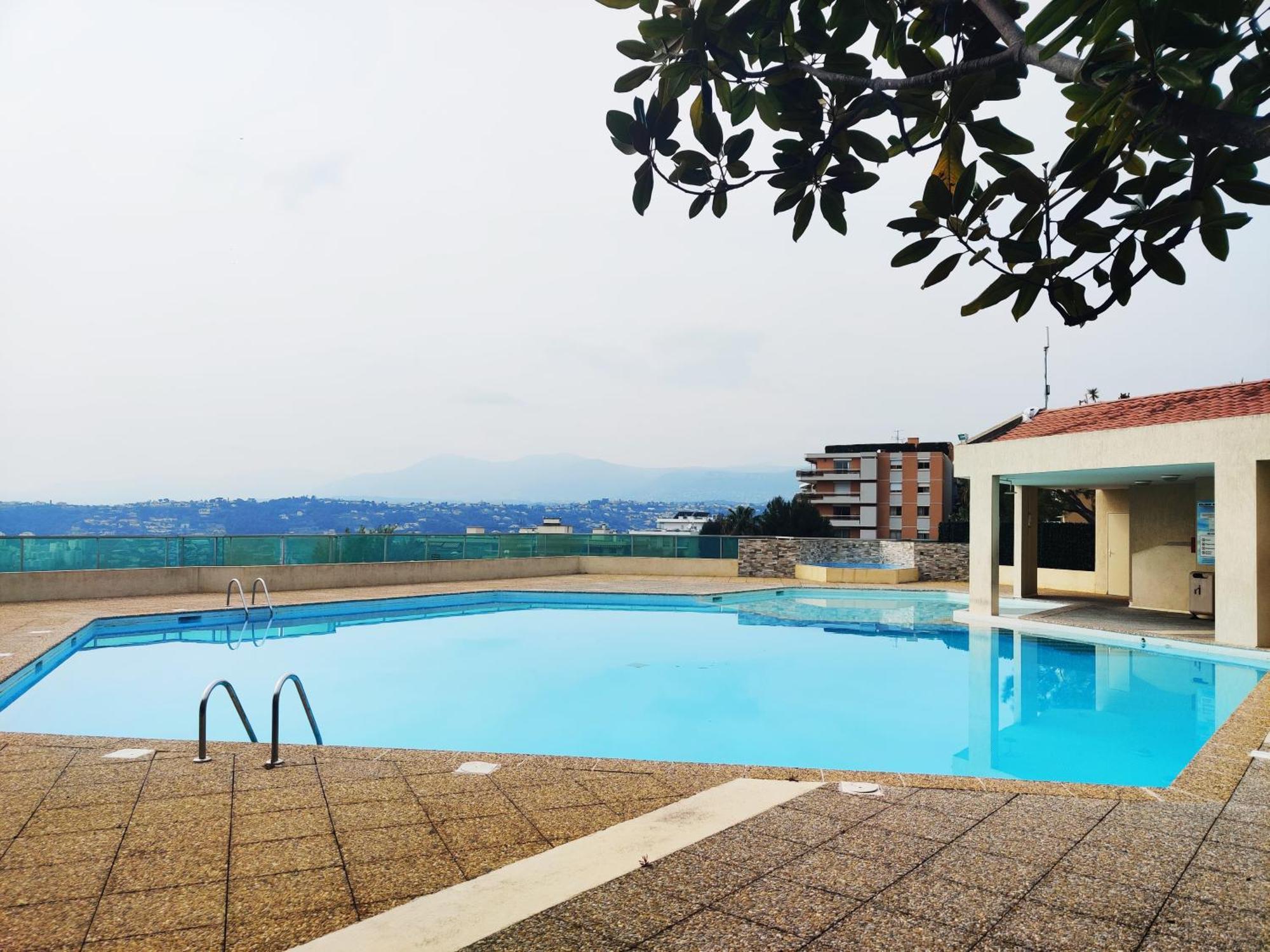 Appartement 2 Bedroom Flat With Terrasse & Car-park Ouest