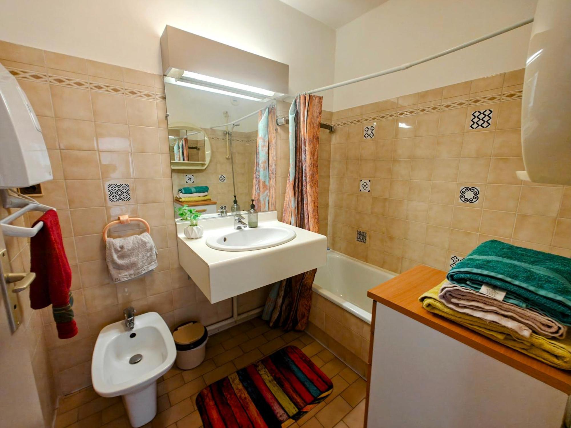 2 Bedroom Flat With Terrasse & Car-park Ouest Appartement *