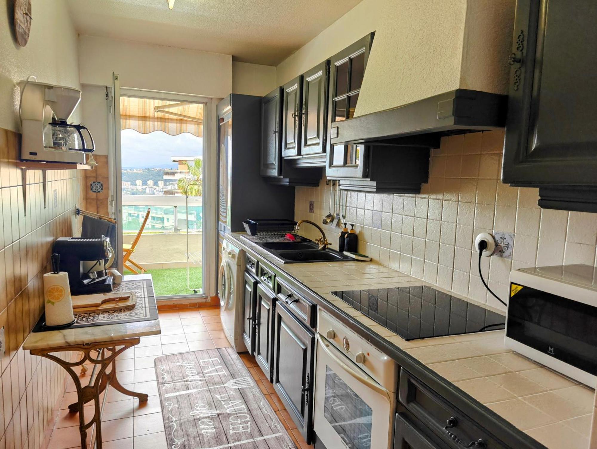 2 Bedroom Flat With Terrasse & Car-park Ouest Appartement